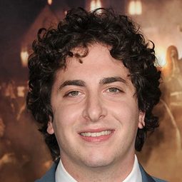 奧利弗·庫柏 - 醉爆伴郎團3演員 飾演Pharmacy Assistant