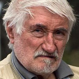 Pavel Landovský 飾演 pharmacist