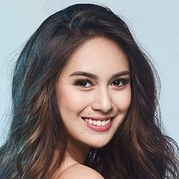 妍·桑托斯 飾演 