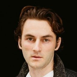 Tobias Resch 飾演 Adolf Opel