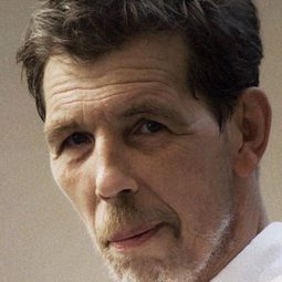 Gode Benedix 飾演 Max