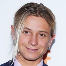 Ben Spence 飾演 Loonie