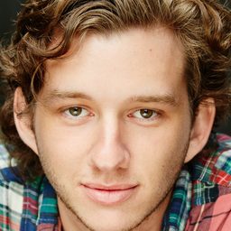 Mackenzie Fearnley 飾演 Student George