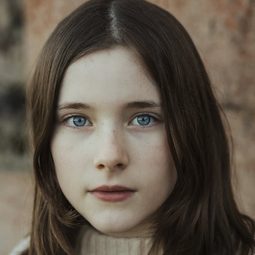 Catherine Clinch 飾演 Cáit