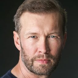 高登·亞歷山大 - Sucker Punch演員 飾演Buchinsky