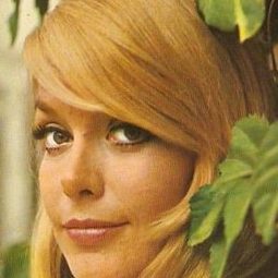 Teresa Gimpera - 倫敦上空的鷹演員 飾演Sheila