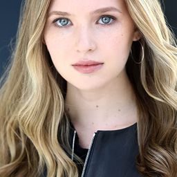 Haley Murphy 飾演 Little Girl