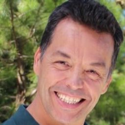 Arturo Vázquez 飾演 Pedro