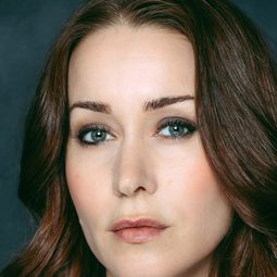 Hilary Jardine 飾演 Mary Anne