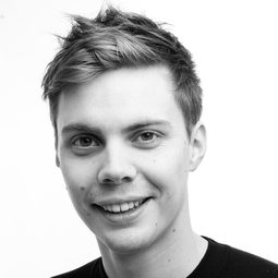 貢納爾艾瑞克松 飾演 Father