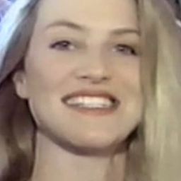 Veronica Carothers - 近距對搏演員 飾演Blonde Hostess