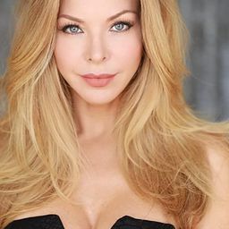 Jennifer Lyons 飾演 Lynne