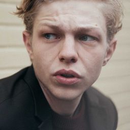 Leonard Kunz 飾演 Maxi