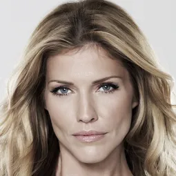 Tricia Helfer 飾演 Sasha