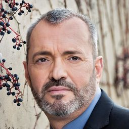 Markus Brutscher 飾演 Singer