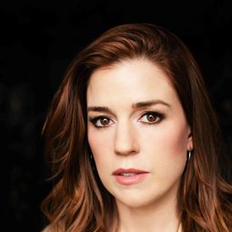 Allie Dunbar 飾演 Vet Nurse