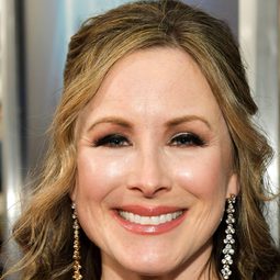 麗莎·杜拉普 飾演 Annie