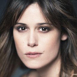 Elisabeth Larena 飾演 Silvia