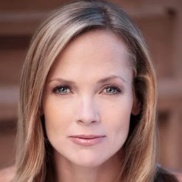 Tamara Hickey 飾演 Mrs Olsen