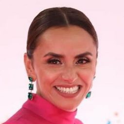 Ola Roshdy 飾演 مها