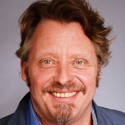 Charley Boorman 飾演 Adam Hartley