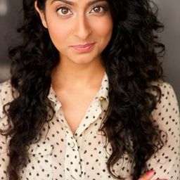 考薩爾·穆罕默德 飾演 Esther