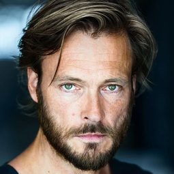 安德列爾·畢耶須曼 飾演 Lieutenant Peter