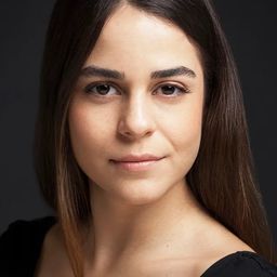 Burcu Türünz 飾演 