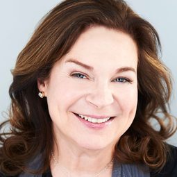 琳達·凱西 - 變了裝說愛你演員 飾演Ene