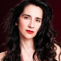 Kincsõ Pethõ 飾演 Sminkes