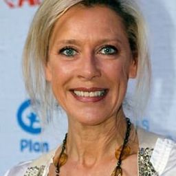 康查·加倫 飾演 Señora clase turista