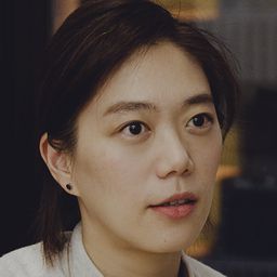 鄧九雲 飾演 Mom