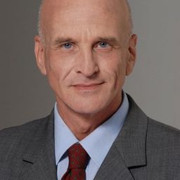 Giovanni Lombardo Radice 飾演 Padre Spola