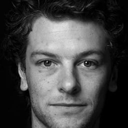 Dan Spielman 飾演 Simon