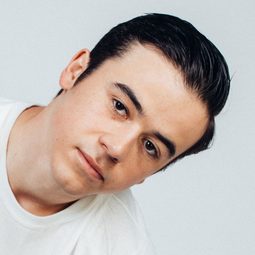 基安·強森 飾演 Junior