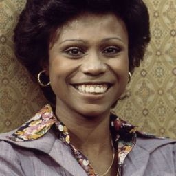 Joan Pringle 飾演 Nana