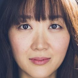 Sue Jean Kim 飾演 Sister Henrietta