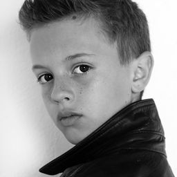 Dylan Torrell 飾演 Sebastian Pierce