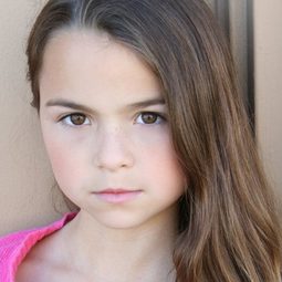 Jacquelyn Evola 飾演 Playground Girl