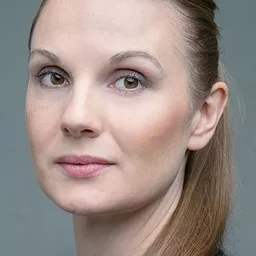 Rebecka Johnston 飾演 Rebecca