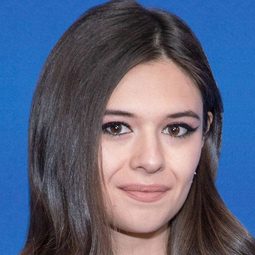 Nicole Maines 飾演 Self