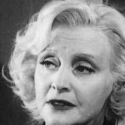 Hélène Surgère - 法蘭西回憶演員 飾演Lucie Pedret