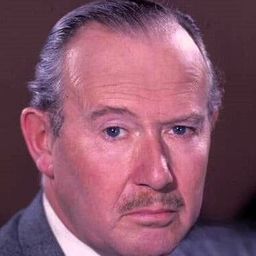 Raymond Francis 飾演 Police Inspector