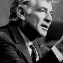 Leonard Bernstein 飾演 Commentator