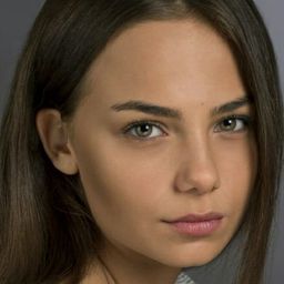 巴哈·沙辛 飾演 Cemre