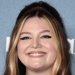 梅根斯塔特 - 莎賓娜卡本特：無厘頭聖誕演員 飾演Self