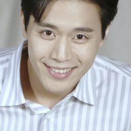 Son Jun-ho 飾演 Judge 3