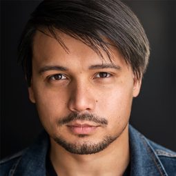 Justin Lacey 飾演 Cop