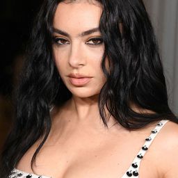 酷娃恰莉 飾演 Self