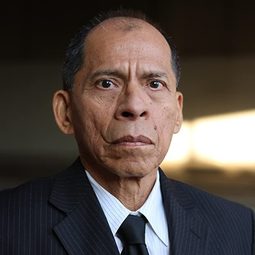 Pedro Lopez 飾演 Chief